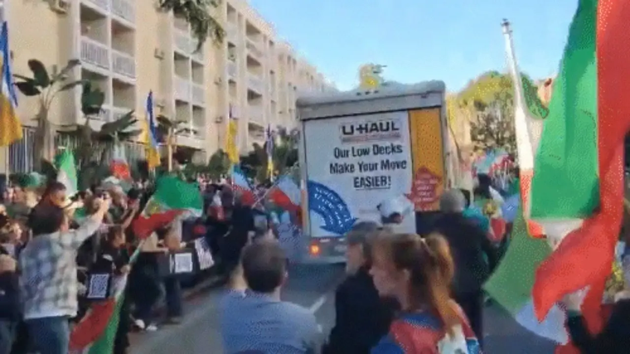 लॉस एंजेलिस में ईरान विरोधी रैली में U-Haul ट्रक घुसा: हड़कंप मचा, प्रदर्शनकारियों ने ड्राइवर पर हमला किया, पुलिस ने हिरासत में लिया