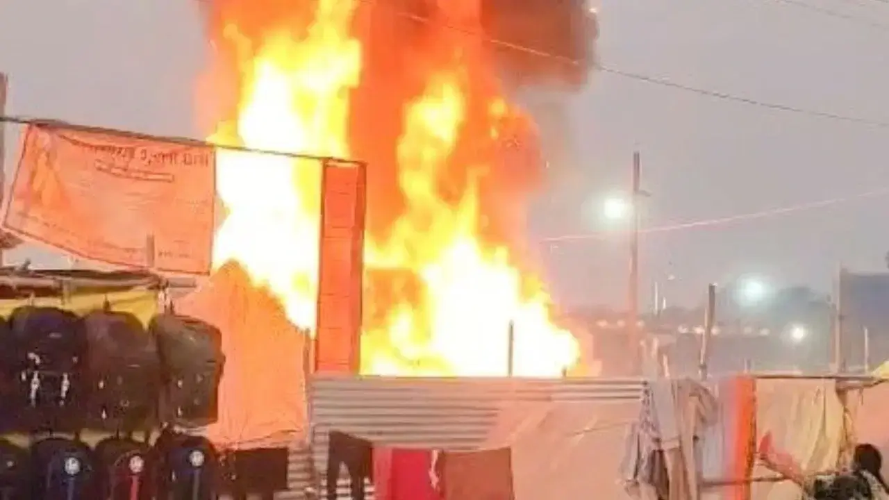 प्रयागराज के माघ मेला 2026 में बड़ा हादसा टला, लेकिन आग ने सब कुछ राख कर दिया!
