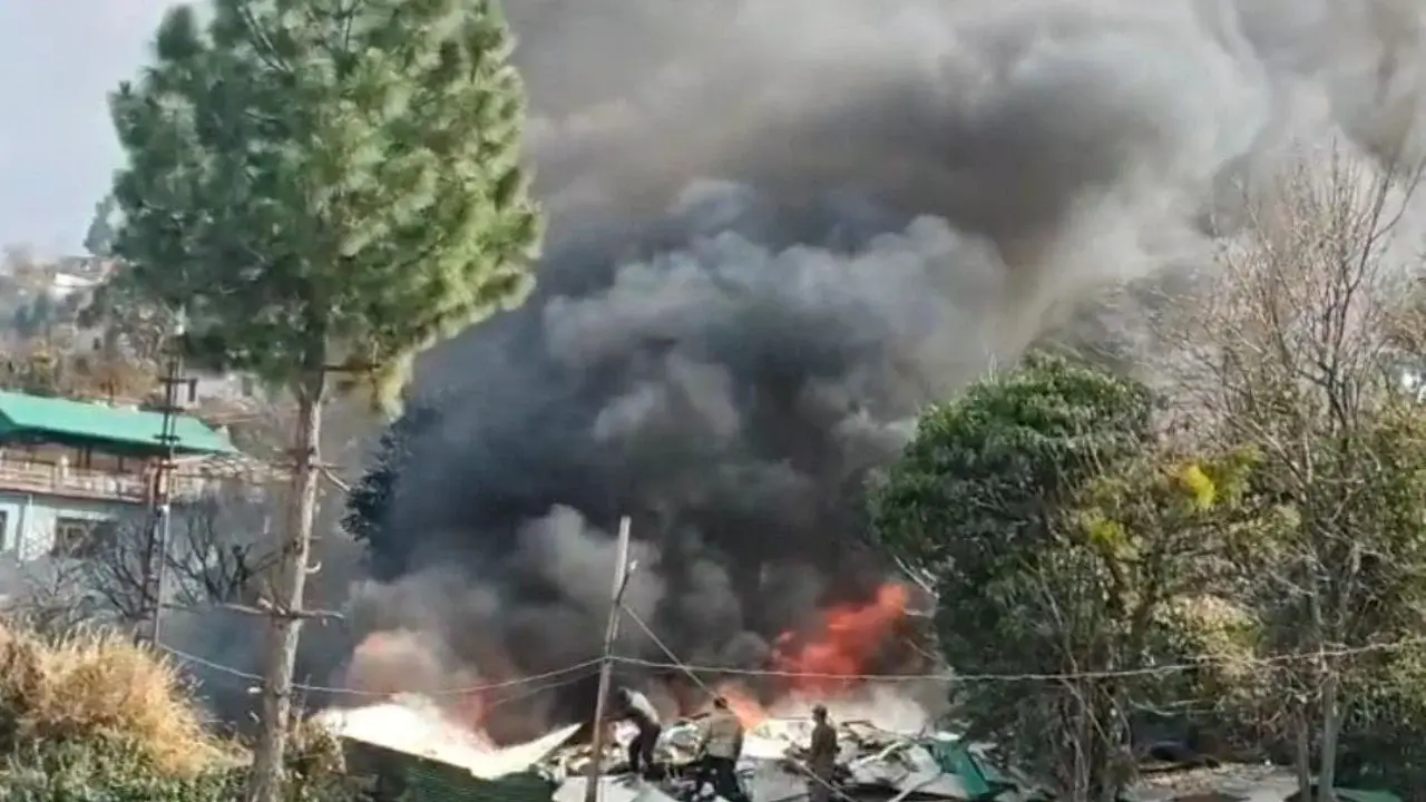 जोशीमठ आर्मी कैंप में भयानक आग: लपटें दूर तक दिखीं, जवानों ने की कड़ी मशक्कत