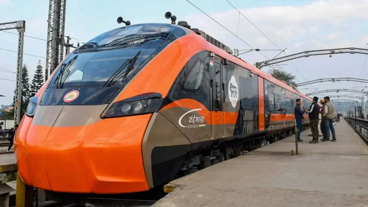 देश की पहली वंदे भारत स्लीपर एक्सप्रेस जल्द पटरी पर दौड़ेगी: RAC टिकट नहीं, न्यूनतम 400 किमी का किराया अनिवार्य!