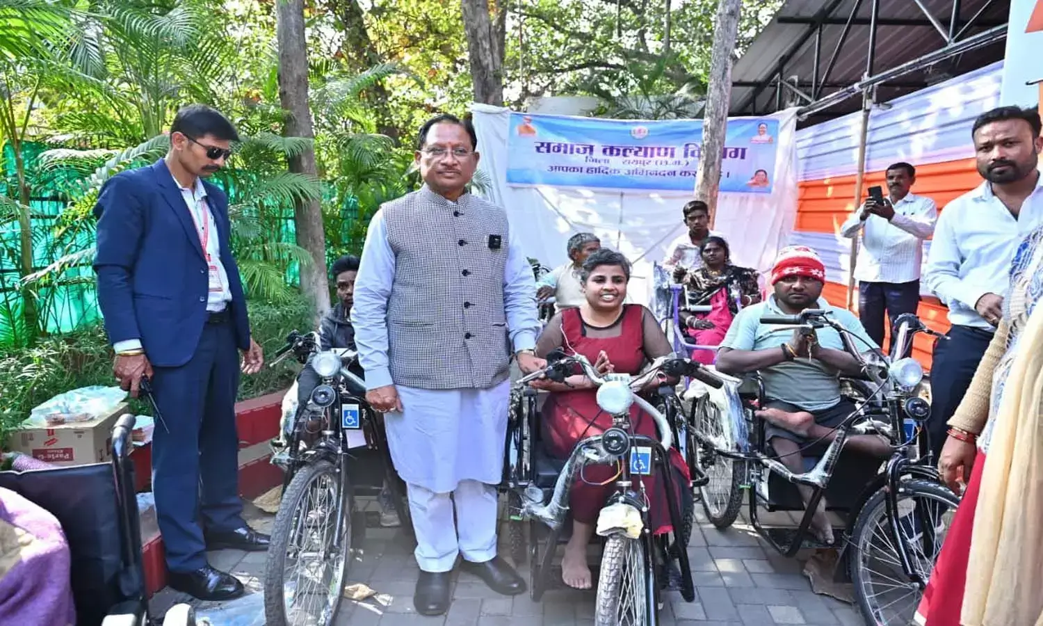 दिव्यांगजनों के लिए उम्मीद की नई किरण: CM विष्णुदेव साय के जनदर्शन में बांटे ट्राइसिकल, व्हीलचेयर और श्रवण यंत्र